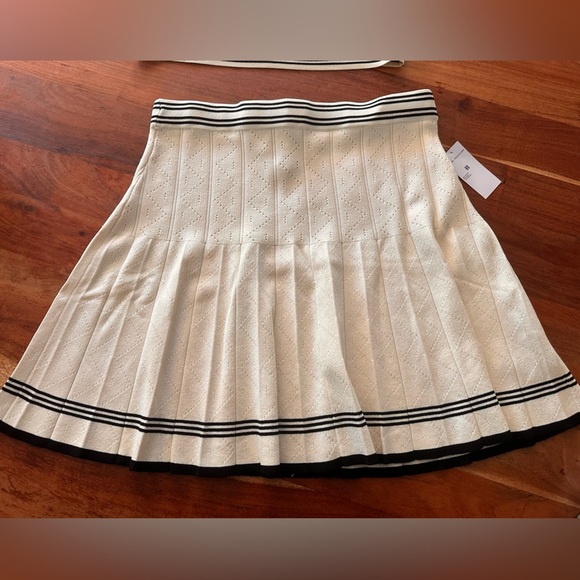 House of Harlow 1960 Ecru and Black Knit 2 piece casual set - Picture 4 of 5